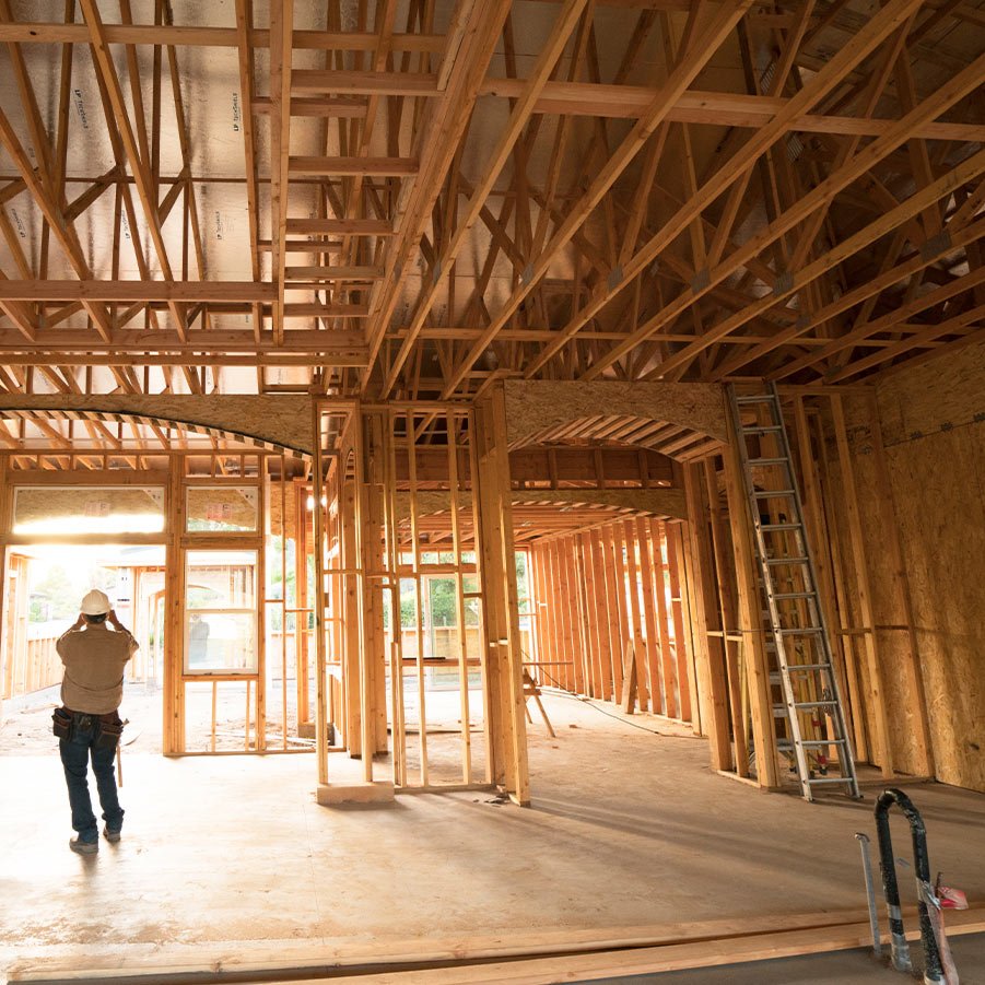 Schreiner auf einer Baustelle mit Holzrahmenkonstruktion