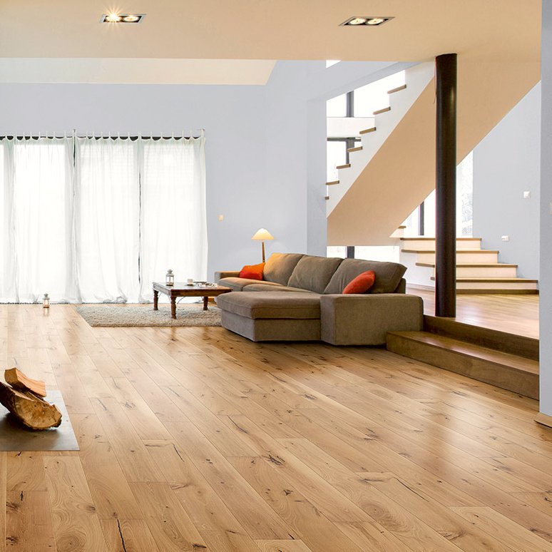 Offenes Wohnzimmer mit holzSpezi Boden verlegt