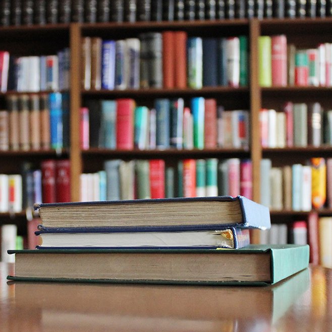 Bibliothek mit vielen Lexika