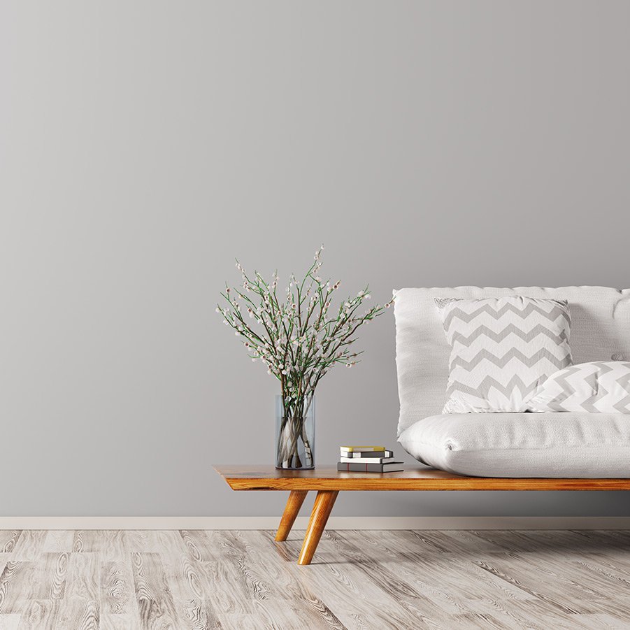 Ansicht auf weißes Sofa in grauem Raum
