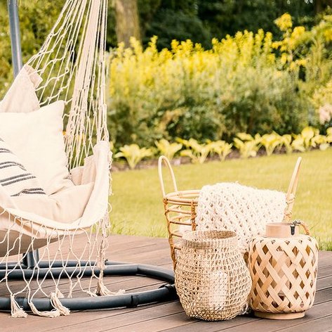 Ansicht einer romantischen Terrasse im Grünen