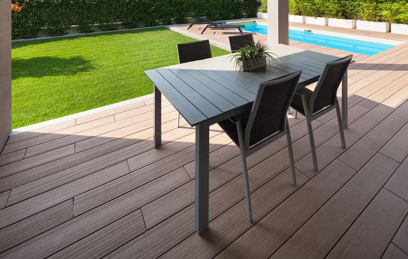Hochwertige Outdoor Möbel laden zum Grillfest ein. Elegante Essecke auf Terrasse.