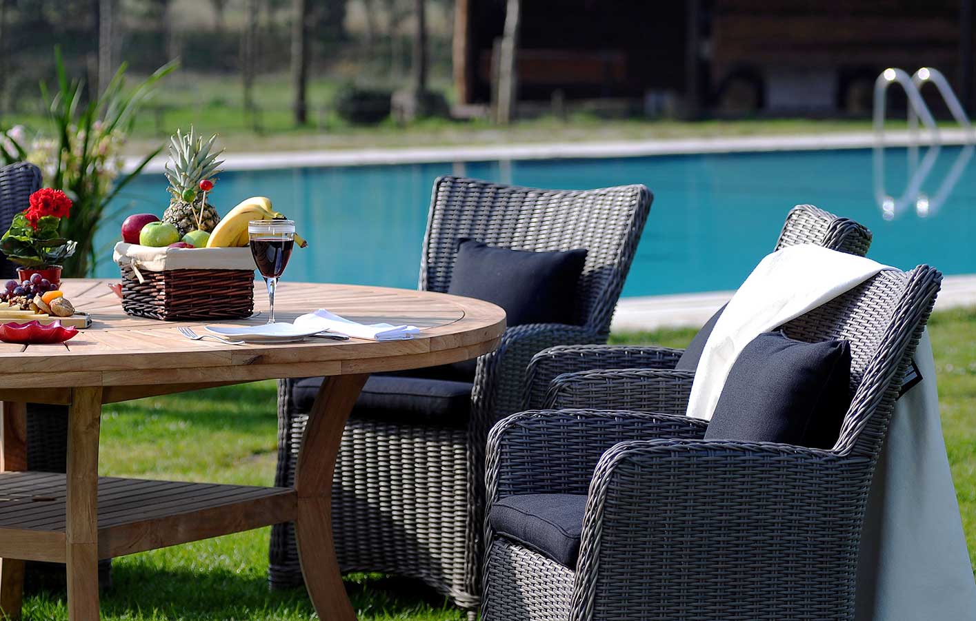 Gartenmöbel in vielen Stilen und Varianten bei uns in Kindenheim. Gemütliche Gartenmöbel aus Rattan in modernem Grau