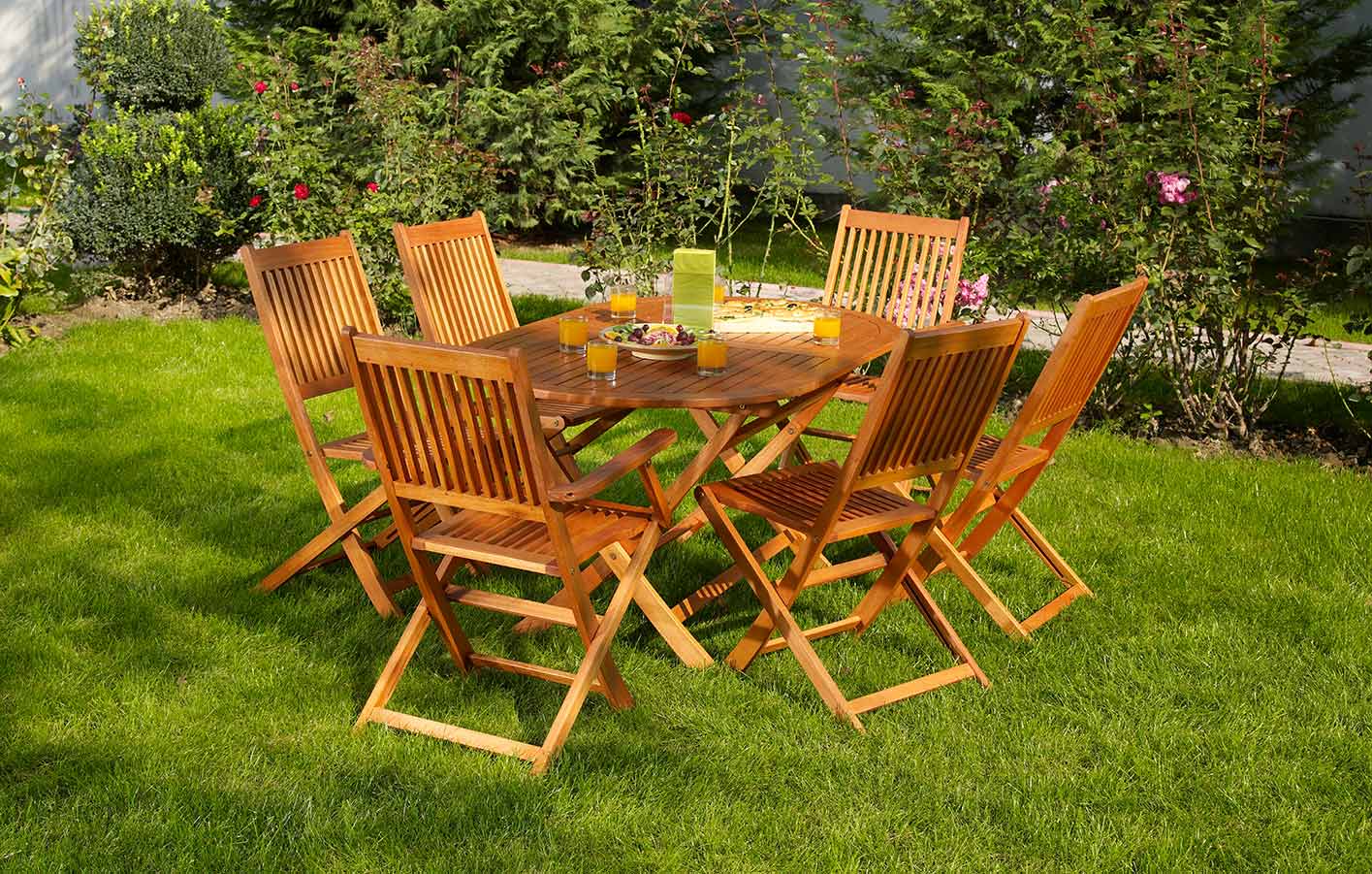 Holz Gartenmöbel haben wir in großer Auswahl Gemütliche Sitzgruppe aus Holz im Grünen